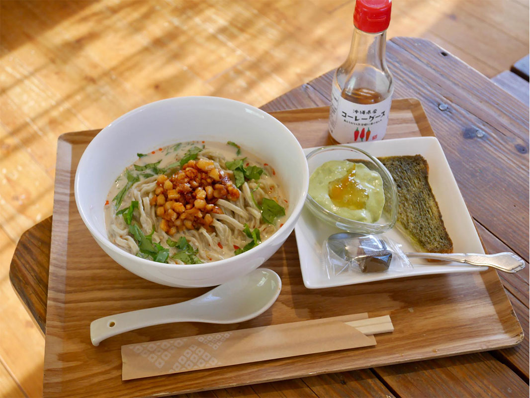 南城市で見つけた、体が喜ぶごはん。沖縄の野草「さし草」を味わう「さし草joy工房&茶屋」（南城市）