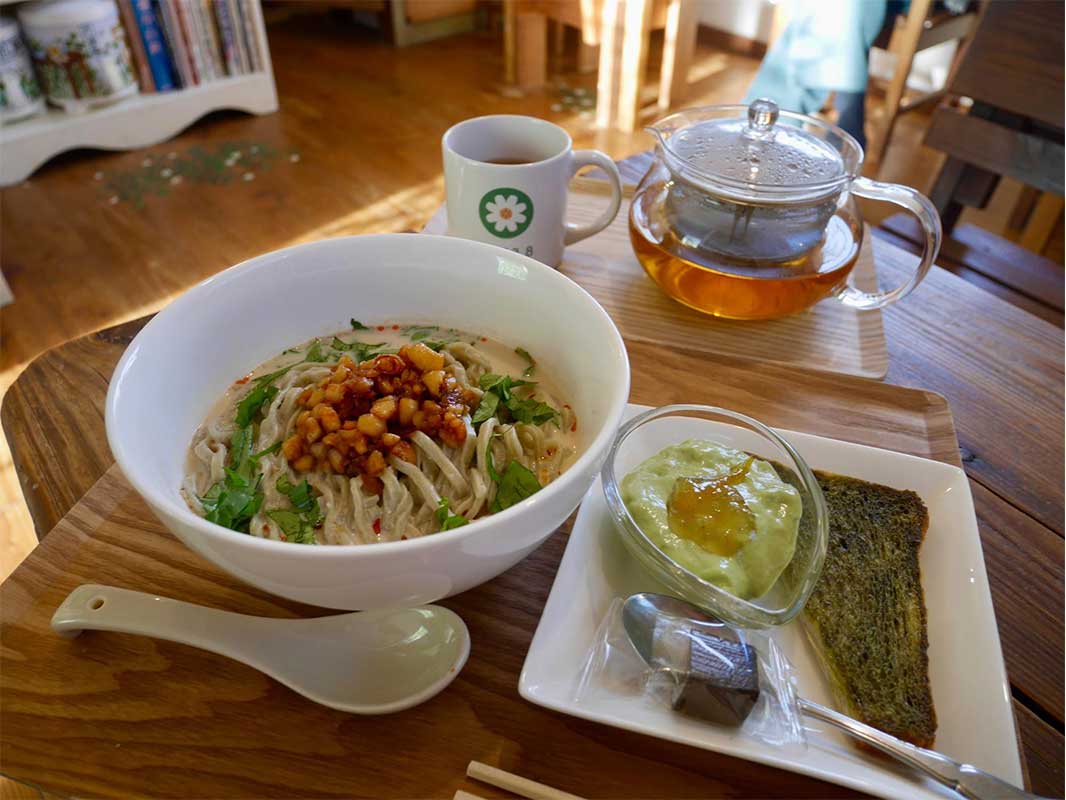 南城市で見つけた、体が喜ぶごはん。沖縄の野草「さし草」を味わう「さし草joy工房&茶屋」（南城市）