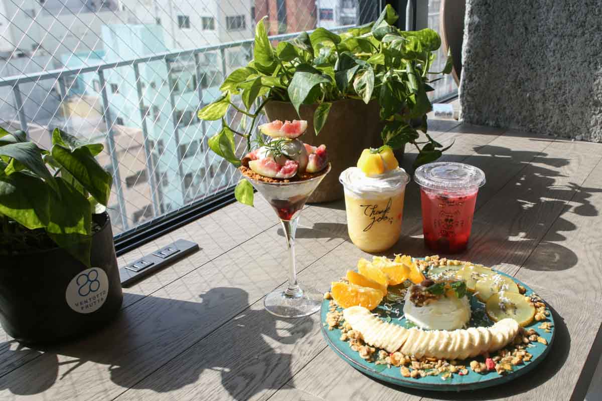 複雑な層構造が魅力のフルーツパフェは一食の価値あり！贅沢なおいしさを堪能できる「VENTOTTO FRUTTA（ヴェントットフルッタ）」（那覇市）