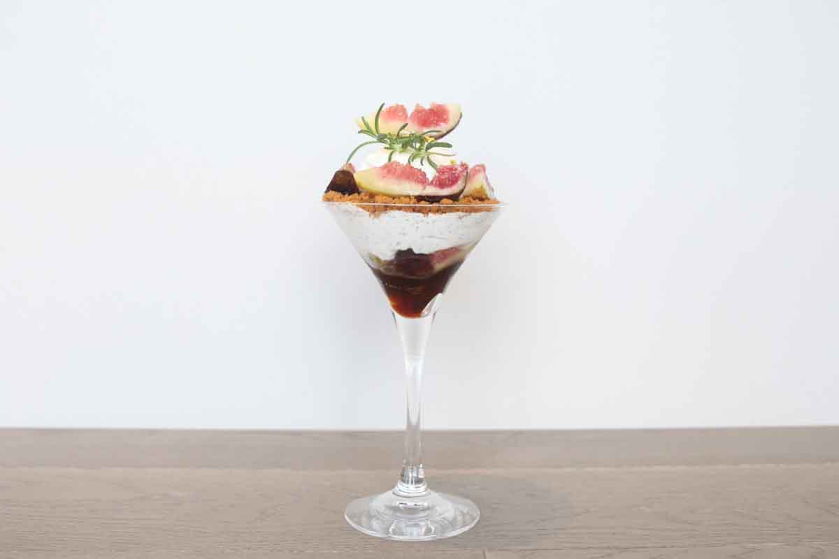 複雑な層構造が魅力のフルーツパフェは一食の価値あり！贅沢なおいしさを堪能できる「VENTOTTO FRUTTA（ヴェントットフルッタ）」（那覇市）