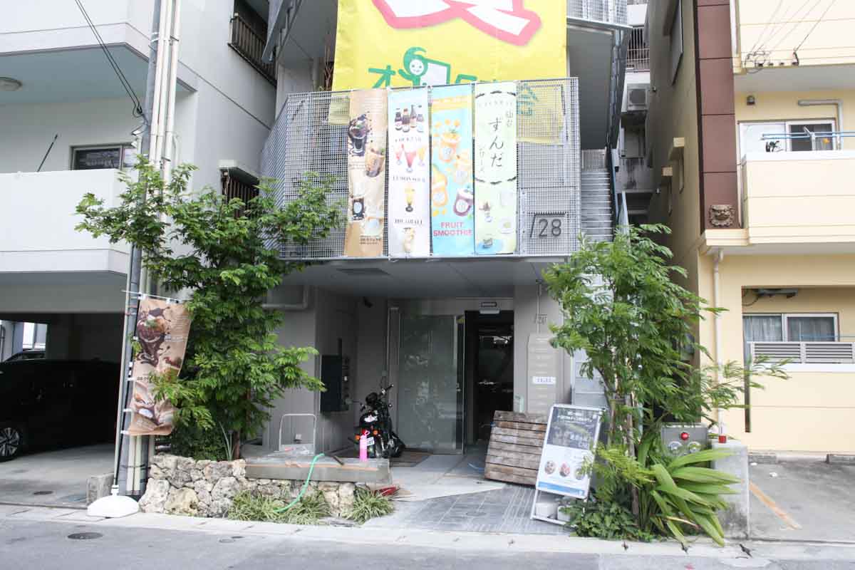 複雑な層構造が魅力のフルーツパフェは一食の価値あり！贅沢なおいしさを堪能できる「VENTOTTO FRUTTA（ヴェントットフルッタ）」（那覇市）