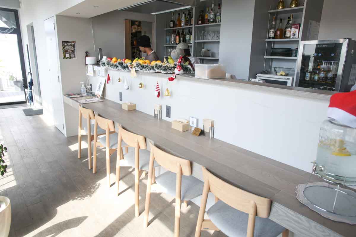 複雑な層構造が魅力のフルーツパフェは一食の価値あり！贅沢なおいしさを堪能できる「VENTOTTO FRUTTA（ヴェントットフルッタ）」（那覇市）