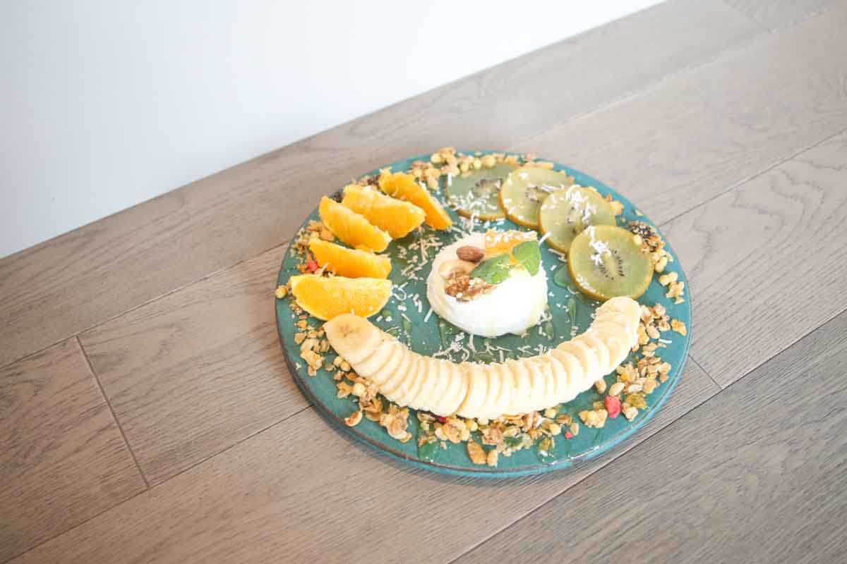 複雑な層構造が魅力のフルーツパフェは一食の価値あり！贅沢なおいしさを堪能できる「VENTOTTO FRUTTA（ヴェントットフルッタ）」（那覇市）