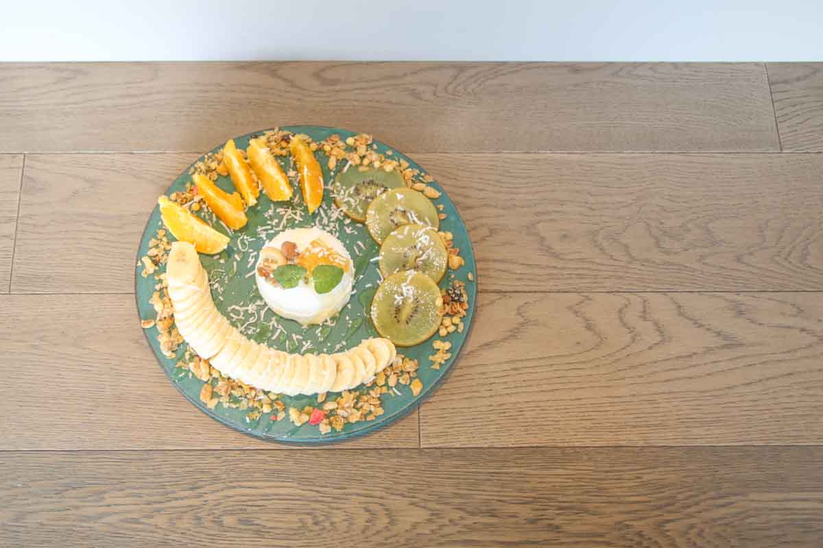 複雑な層構造が魅力のフルーツパフェは一食の価値あり！贅沢なおいしさを堪能できる「VENTOTTO FRUTTA（ヴェントットフルッタ）」（那覇市）