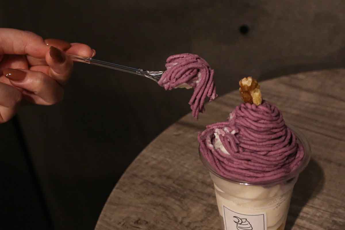 那覇の夜を彩る絶品パフェ！味わい深い紅いもモンブランと濃厚な自家製生チョコがおいしすぎる「夜風にアイス」（那覇市）