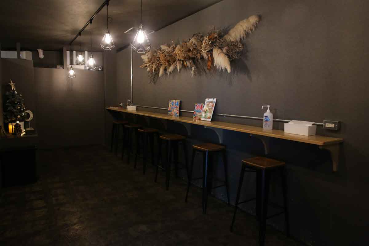 那覇の夜を彩る絶品パフェ！味わい深い紅いもモンブランと濃厚な自家製生チョコがおいしすぎる「夜風にアイス」（那覇市）