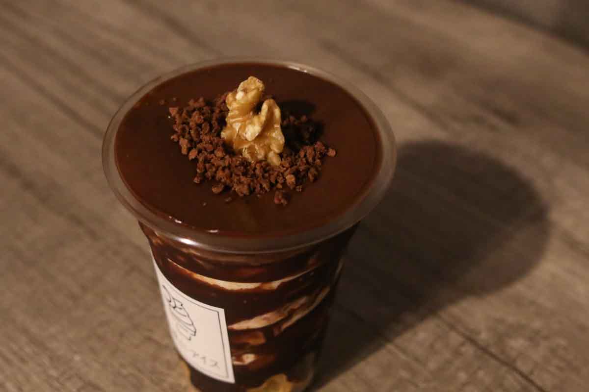 那覇の夜を彩る絶品パフェ！味わい深い紅いもモンブランと濃厚な自家製生チョコがおいしすぎる「夜風にアイス」（那覇市）