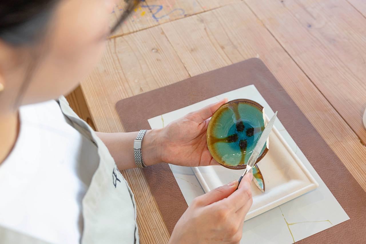 沖縄で見つけた新しい自分 ─ 岐阜から”沖縄移住”をした「Laboratorio 43 pottery」川口さくらさんの”金継ぎ”ストーリー