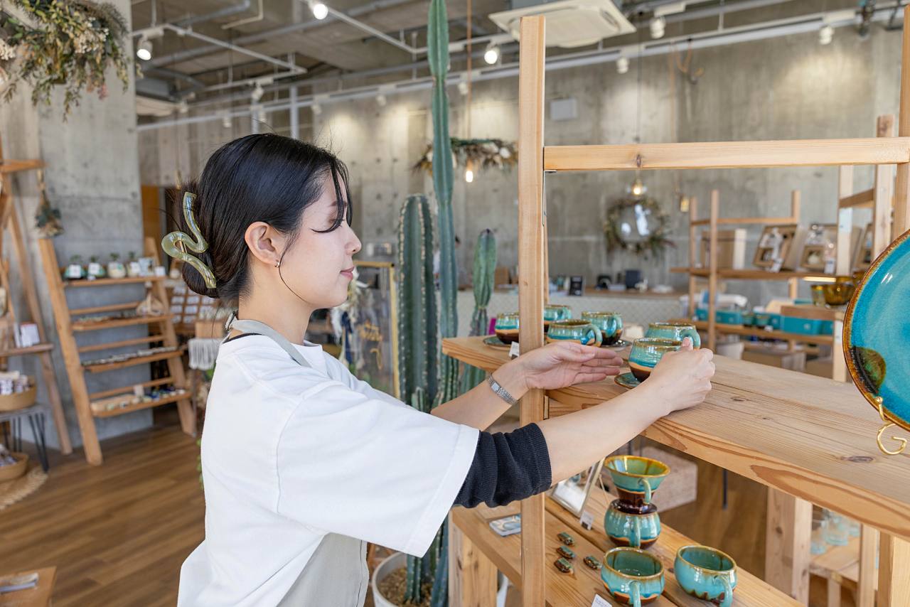 沖縄で見つけた新しい自分 ─ 岐阜から”沖縄移住”をした「Laboratorio 43 pottery」川口さくらさんの”金継ぎ”ストーリー