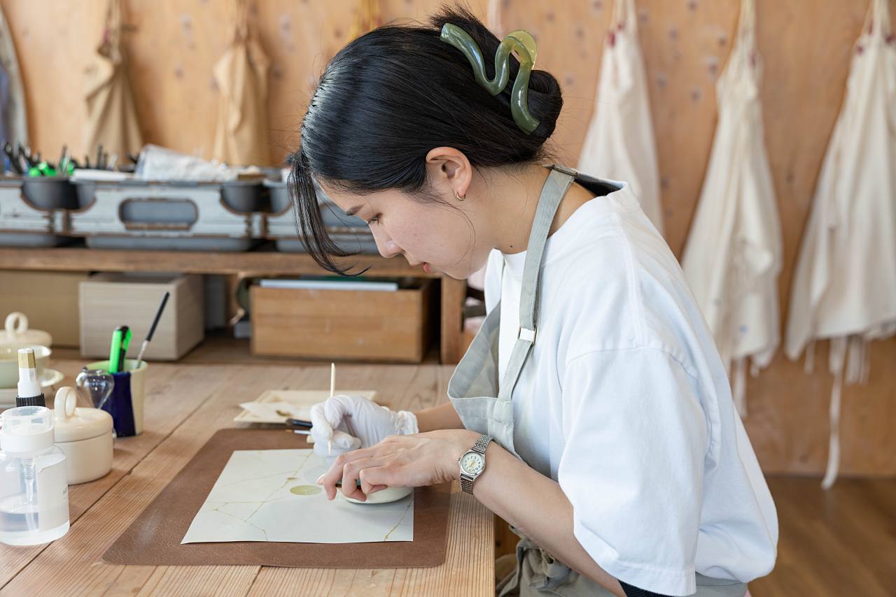 沖縄で見つけた新しい自分 ─ 岐阜から”沖縄移住”をした「Laboratorio 43 pottery」川口さくらさんの”金継ぎ”ストーリー