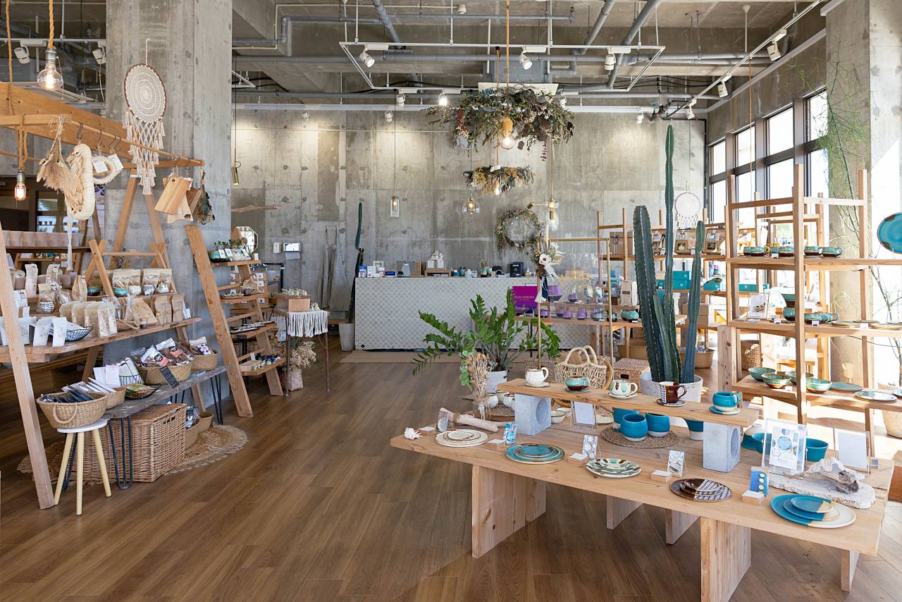 沖縄で見つけた新しい自分 ─ 岐阜から”沖縄移住”をした「Laboratorio 43 pottery」川口さくらさんの”金継ぎ”ストーリー