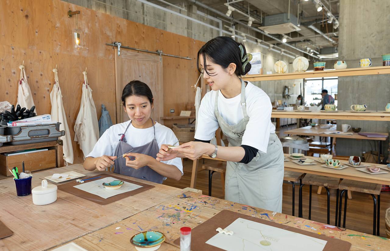 沖縄で見つけた新しい自分 ─ 岐阜から”沖縄移住”をした「Laboratorio 43 pottery」川口さくらさんの”金継ぎ”ストーリー