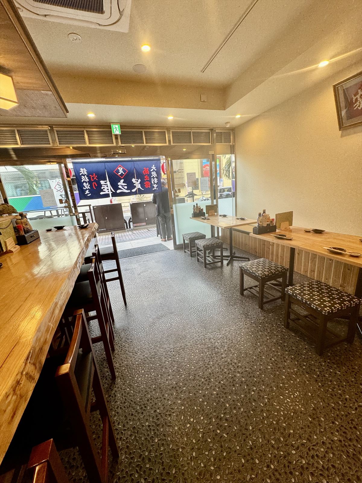 寿司をつまみに飲むならここ！ホッピーと寿司で一人乾 杯！ 那覇市東町 「足立屋 東町店」