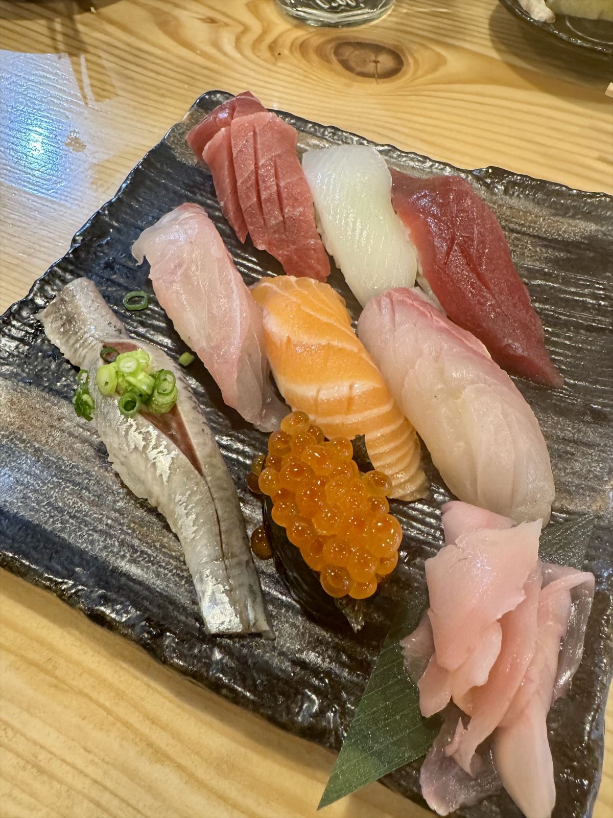 寿司をつまみに飲むならここ！ホッピーと寿司で一人乾 杯！ 那覇市東町 「足立屋 東町店」