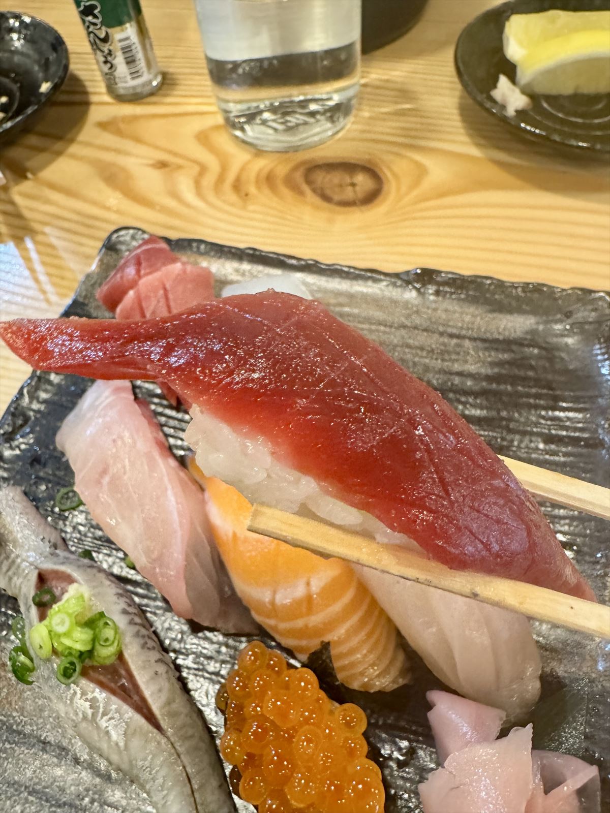 寿司をつまみに飲むならここ！ホッピーと寿司で一人乾 杯！ 那覇市東町 「足立屋 東町店」