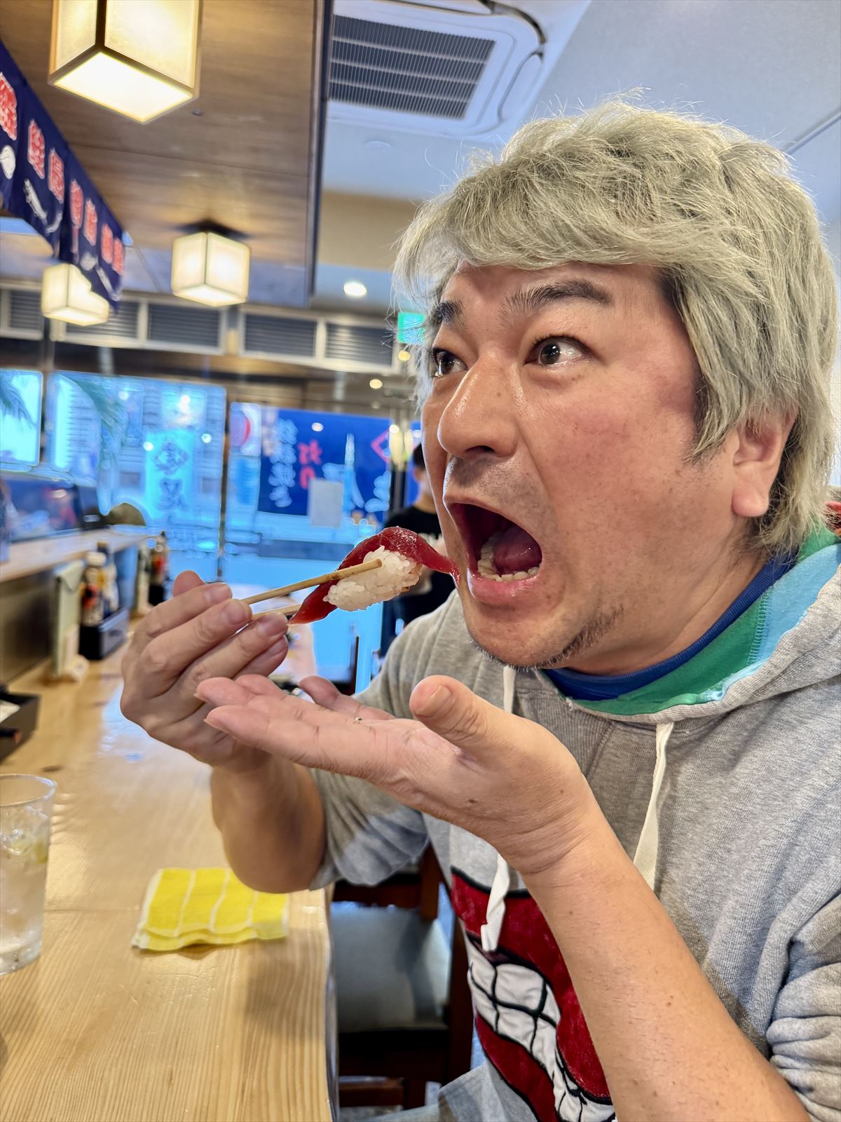 寿司をつまみに飲むならここ！ホッピーと寿司で一人乾 杯！ 那覇市東町 「足立屋 東町店」