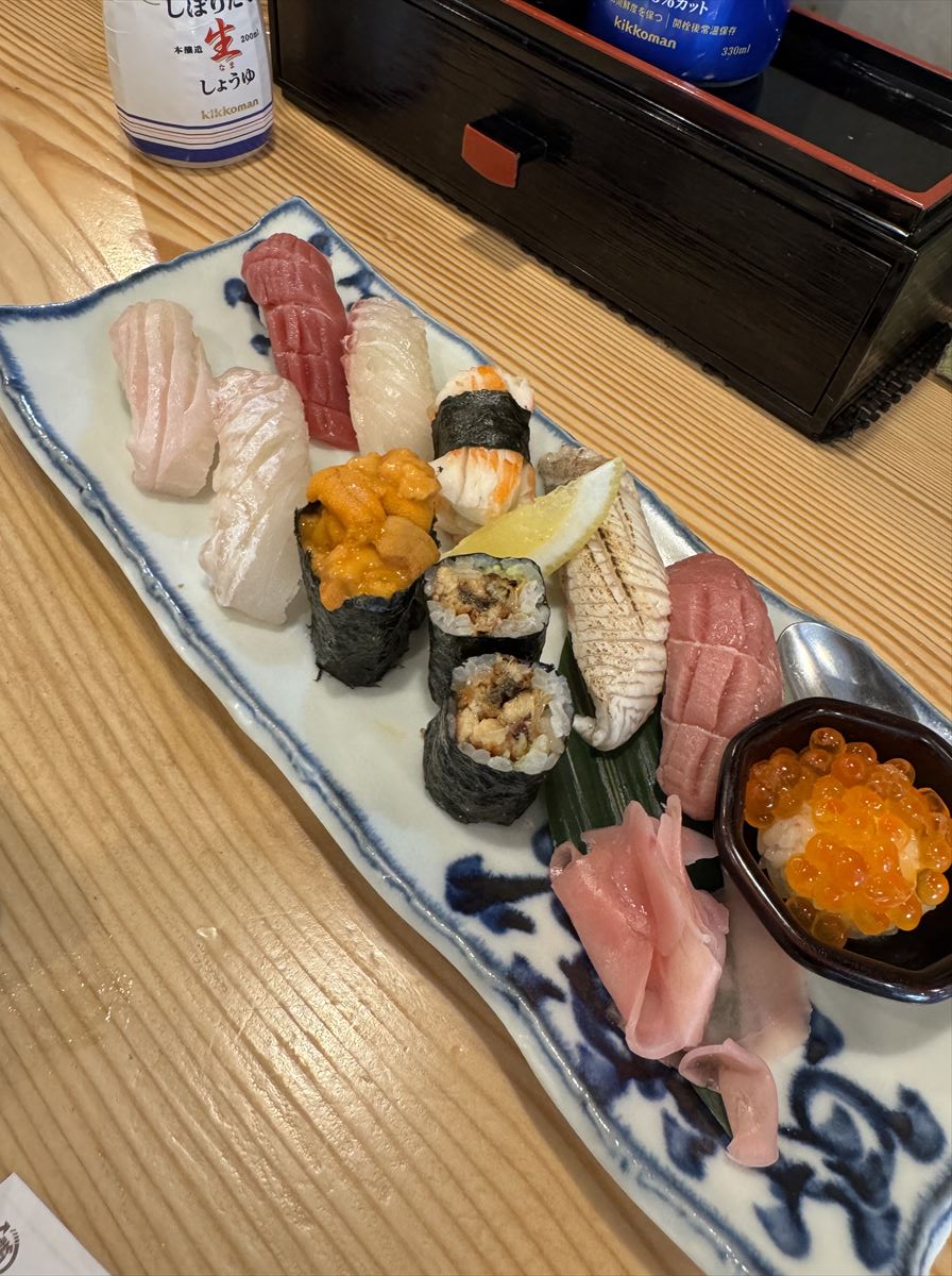 寿司をつまみに飲むならここ！ホッピーと寿司で一人乾 杯！ 那覇市東町 「足立屋 東町店」