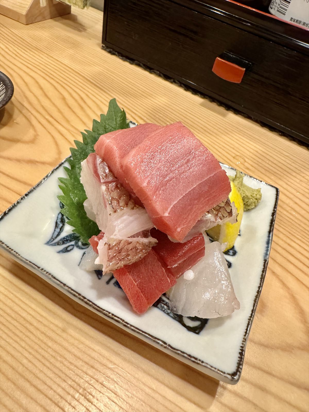 寿司をつまみに飲むならここ！ホッピーと寿司で一人乾 杯！ 那覇市東町 「足立屋 東町店」