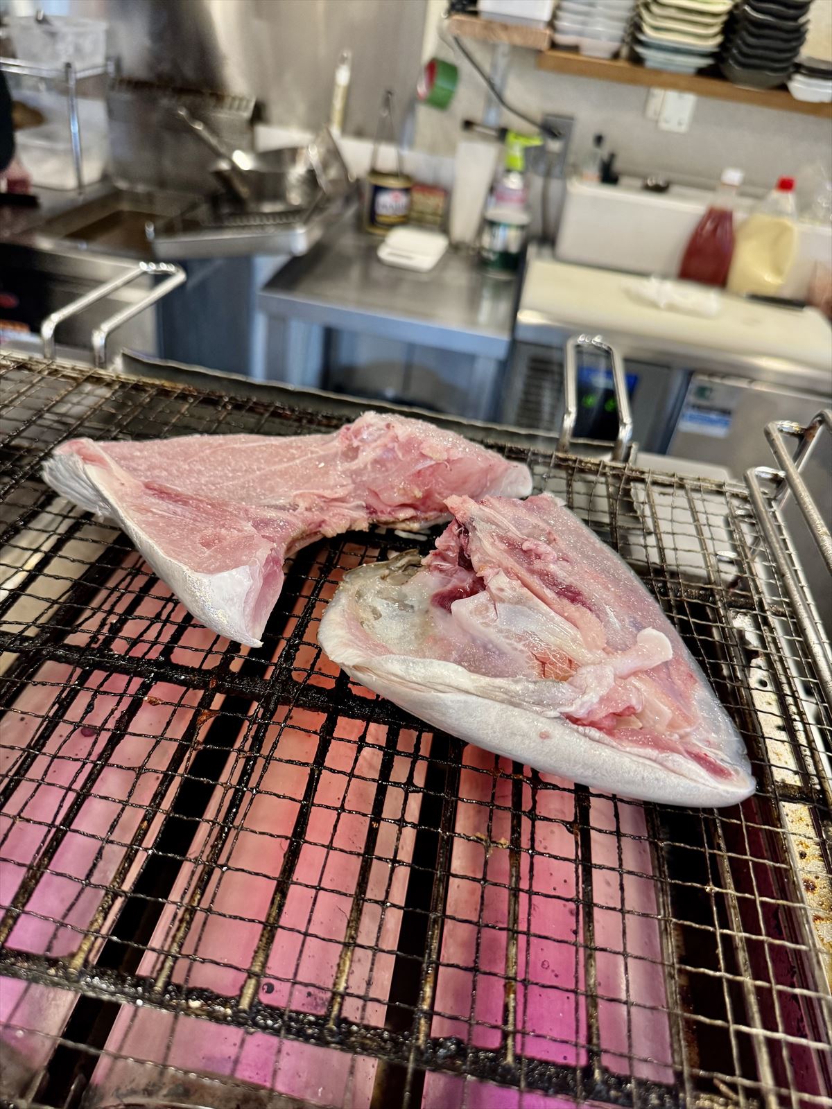 寿司をつまみに飲むならここ！ホッピーと寿司で一人乾 杯！ 那覇市東町 「足立屋 東町店」