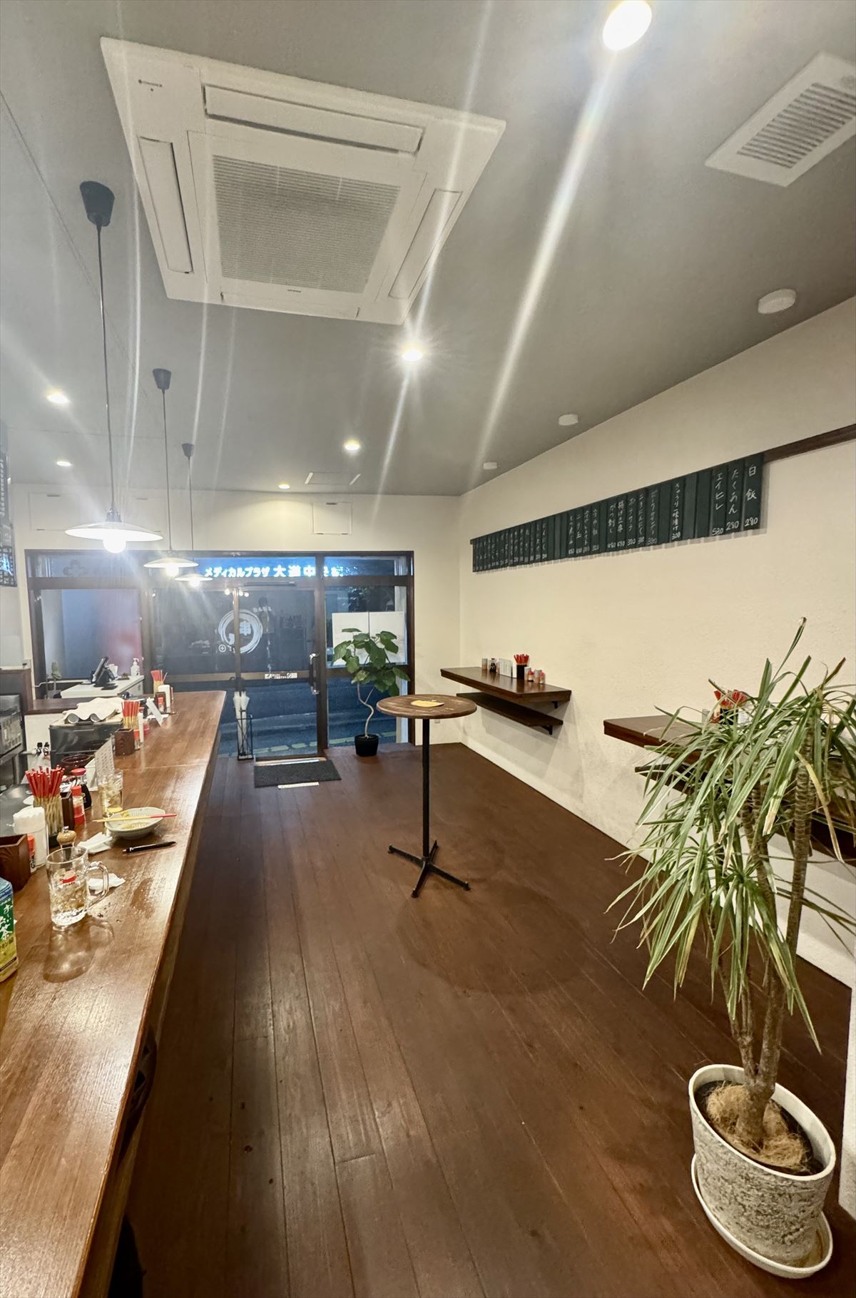 沖縄であのお酒が楽しめる！？生まれ変わったあのやきとん屋で、気軽に立ち飲み！ 那覇市大道 「立ち飲み 処 串豚＋（プラス）」～キャンヒロユキの「とー、飲み歩きやってみよう」〜