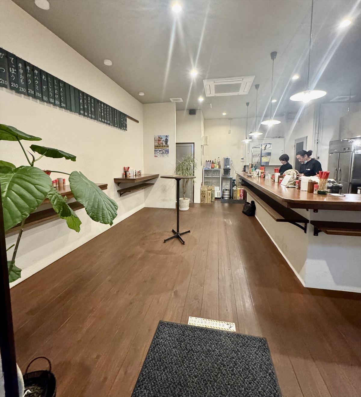 沖縄であのお酒が楽しめる！？生まれ変わったあのやきとん屋で、気軽に立ち飲み！ 那覇市大道 「立ち飲み 処 串豚＋（プラス）」～キャンヒロユキの「とー、飲み歩きやってみよう」〜