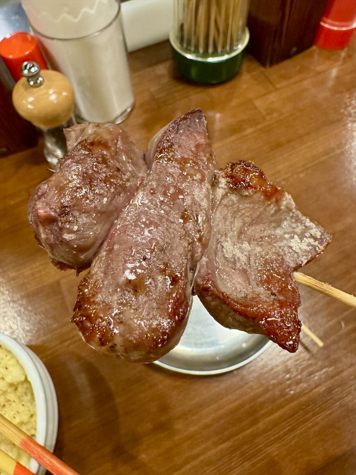 沖縄であのお酒が楽しめる！？生まれ変わったあのやきとん屋で、気軽に立ち飲み！ 那覇市大道 「立ち飲み 処 串豚＋（プラス）」～キャンヒロユキの「とー、飲み歩きやってみよう」〜