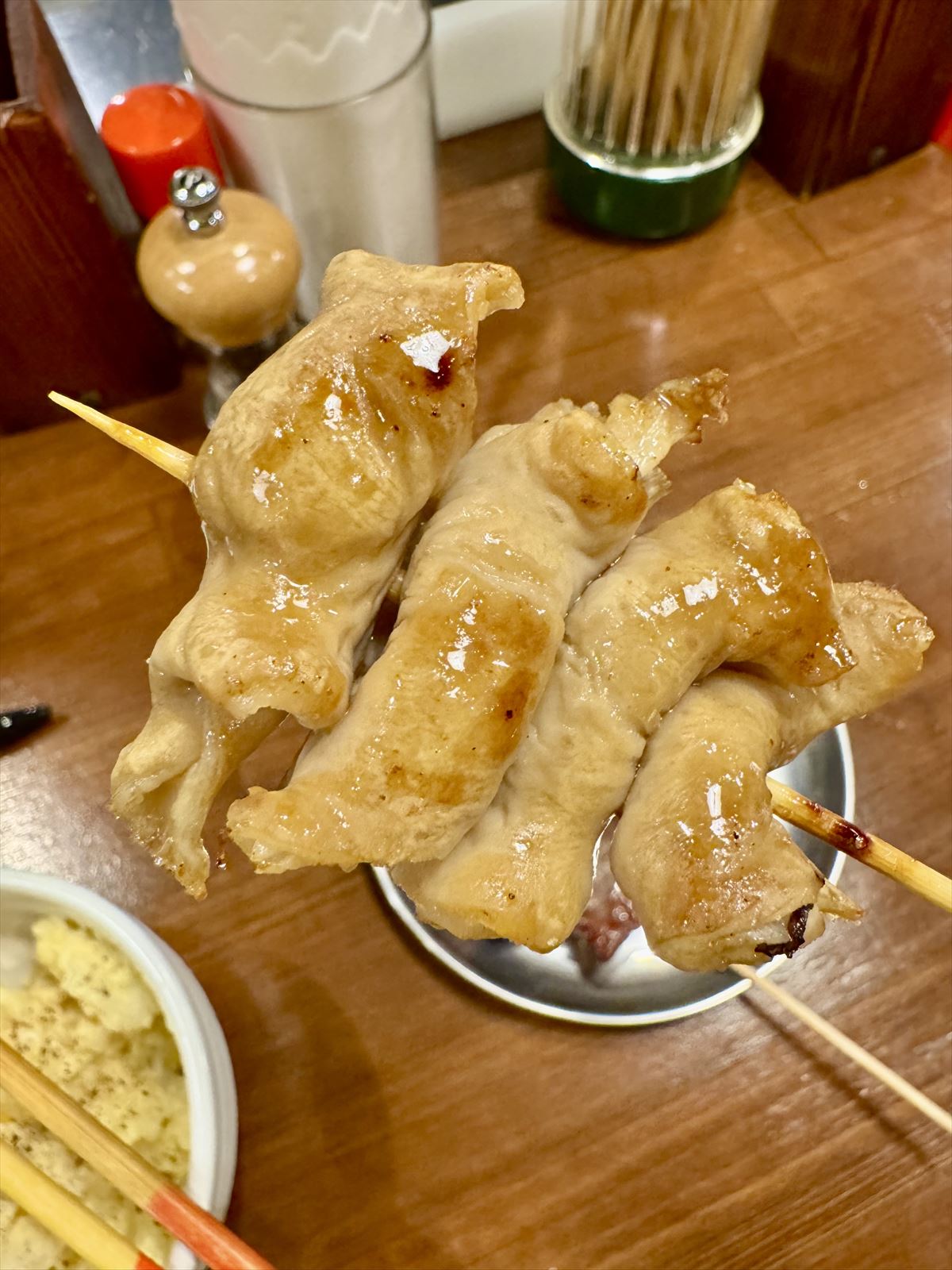 沖縄であのお酒が楽しめる！？生まれ変わったあのやきとん屋で、気軽に立ち飲み！ 那覇市大道 「立ち飲み 処 串豚＋（プラス）」～キャンヒロユキの「とー、飲み歩きやってみよう」〜