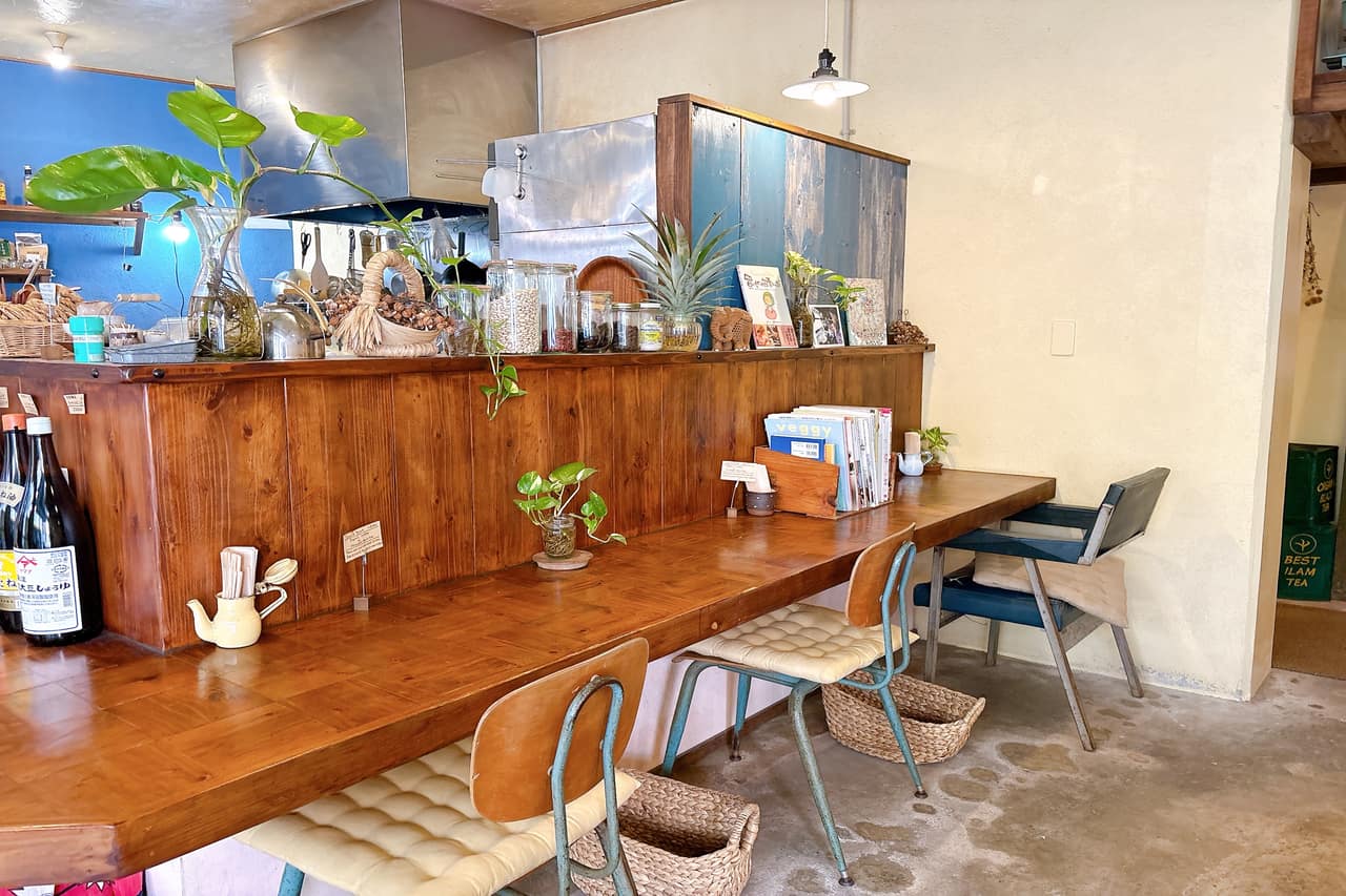 壺屋の裏路地に佇む自然栽培・無農薬の沖縄県産野菜と玄米の店「自然食とおやつmana」で過ごすごはん時間（那覇市）