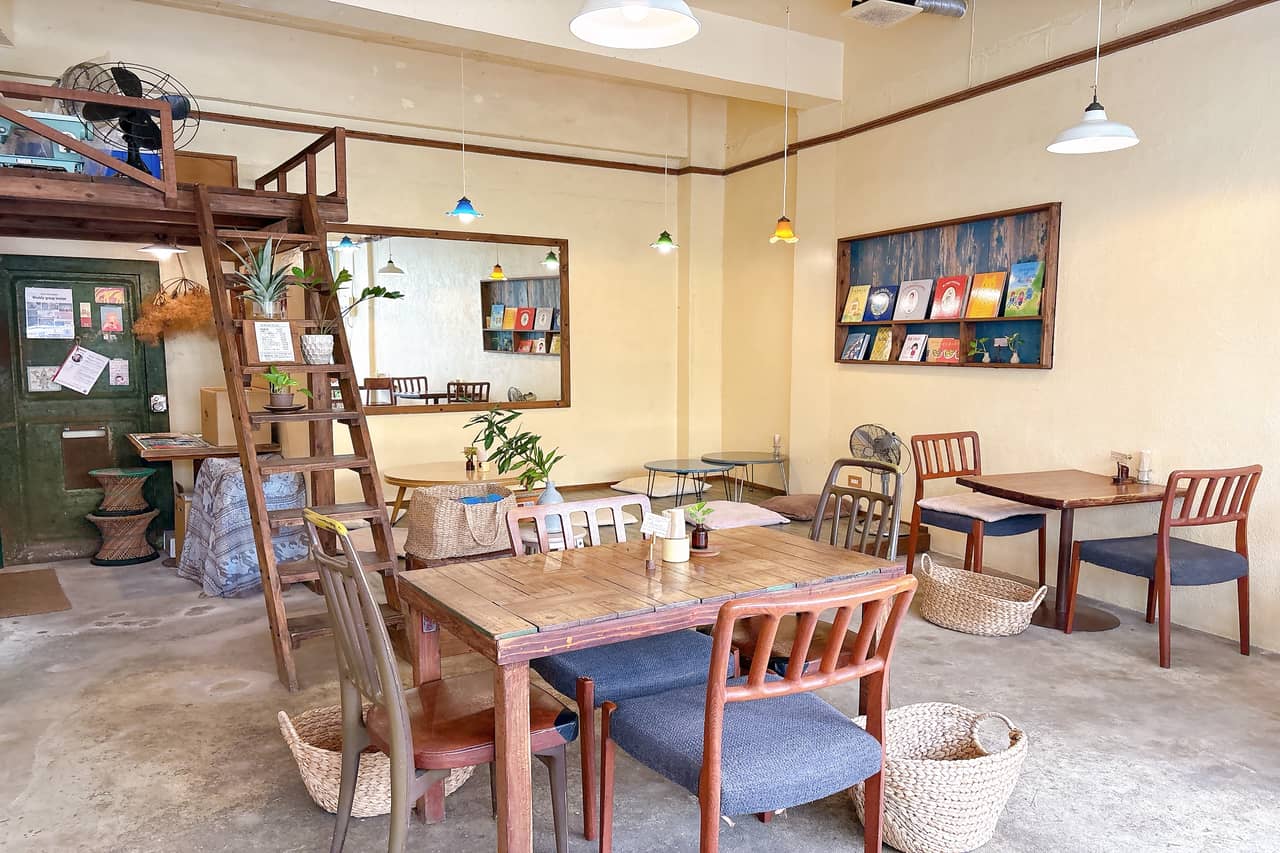 壺屋の裏路地に佇む自然栽培・無農薬の沖縄県産野菜と玄米の店「自然食とおやつmana」で過ごすごはん時間（那覇市）