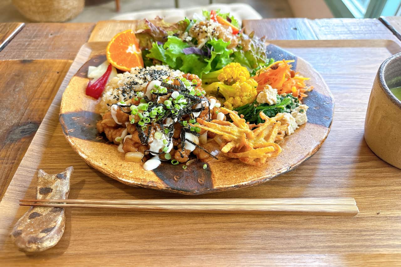 壺屋の裏路地に佇む自然栽培・無農薬の沖縄県産野菜と玄米の店「自然食とおやつmana」で過ごすごはん時間（那覇市）