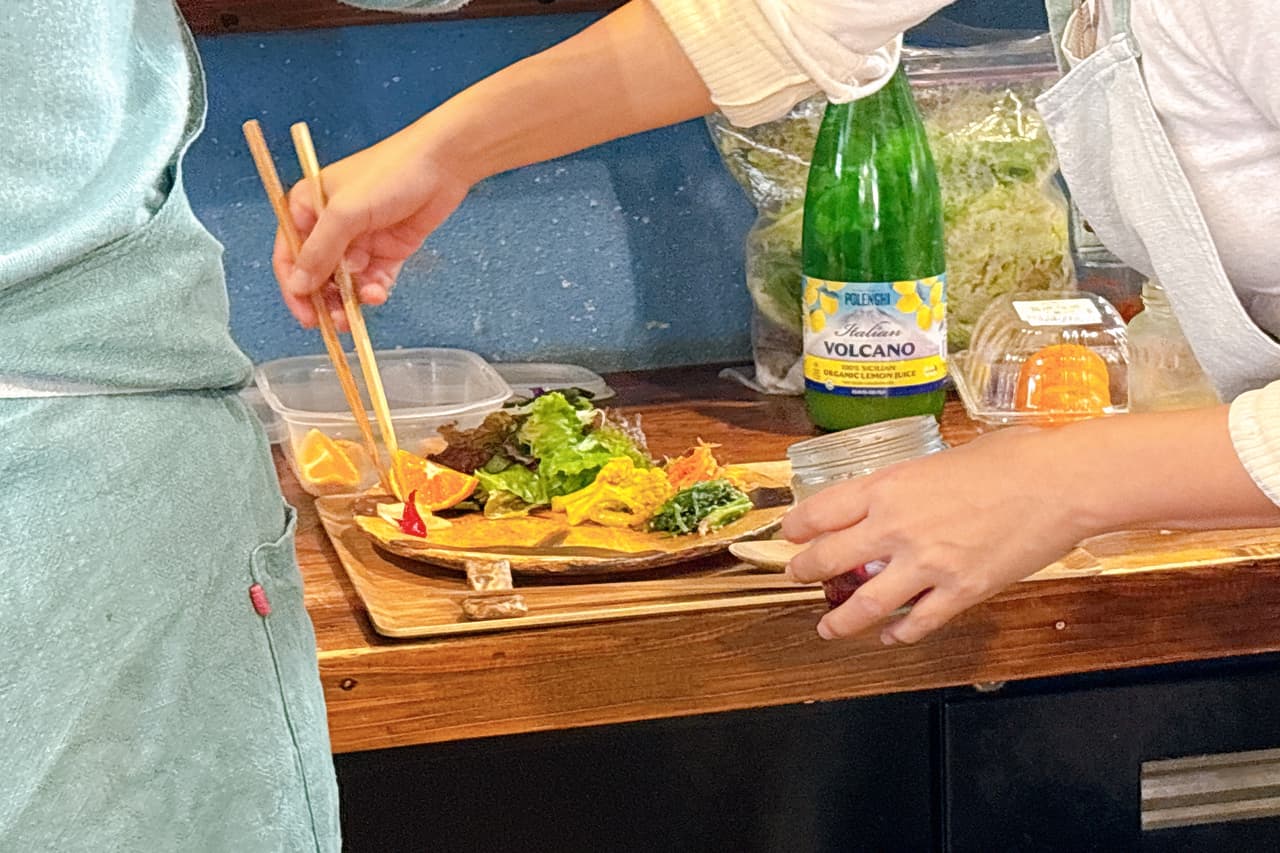 壺屋の裏路地に佇む自然栽培・無農薬の沖縄県産野菜と玄米の店「自然食とおやつmana」で過ごすごはん時間（那覇市）