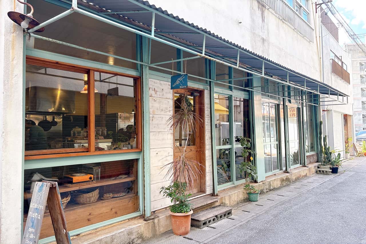 壺屋の裏路地に佇む自然栽培・無農薬の沖縄県産野菜と玄米の店「自然食とおやつmana」で過ごすごはん時間（那覇市）