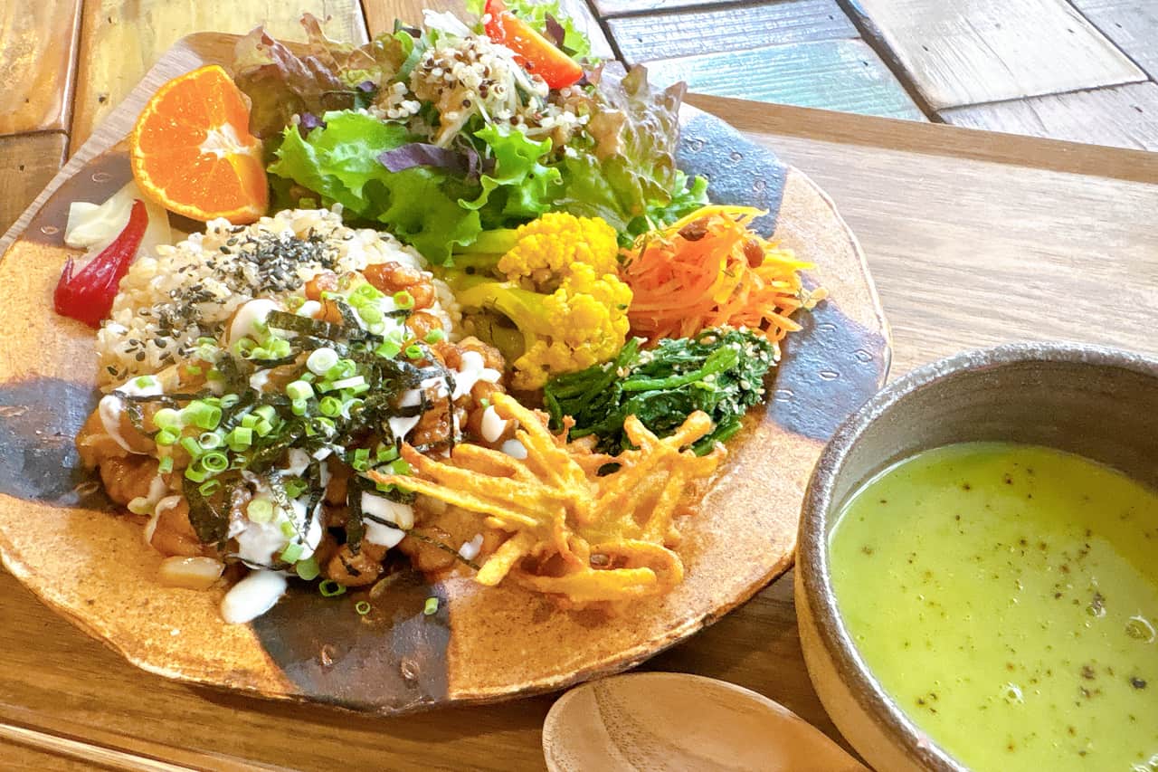 壺屋の裏路地に佇む自然栽培・無農薬の沖縄県産野菜と玄米の店「自然食とおやつmana」で過ごすごはん時間（那覇市）