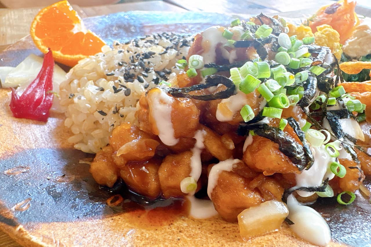 壺屋の裏路地に佇む自然栽培・無農薬の沖縄県産野菜と玄米の店「自然食とおやつmana」で過ごすごはん時間（那覇市）