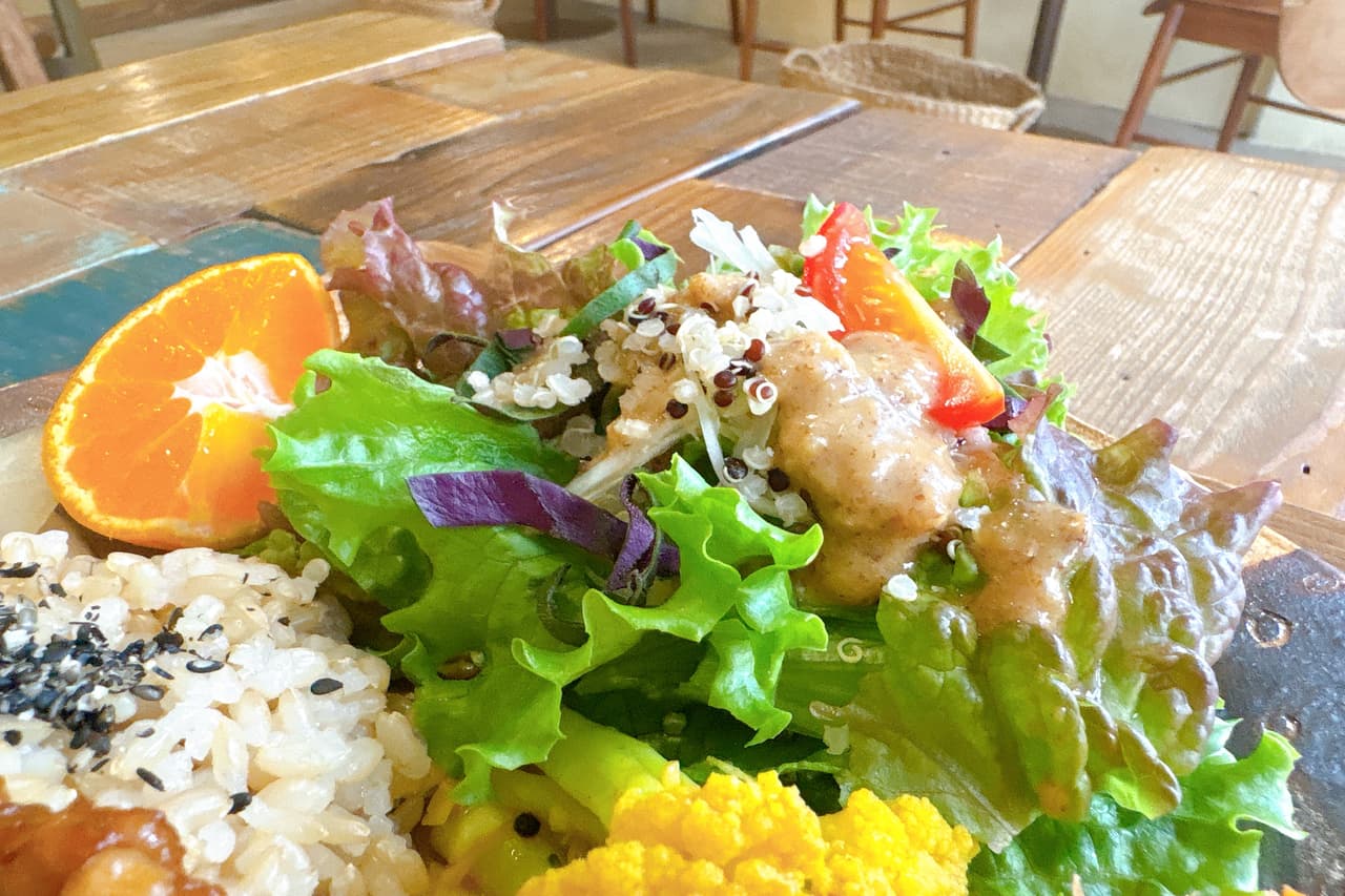 壺屋の裏路地に佇む自然栽培・無農薬の沖縄県産野菜と玄米の店「自然食とおやつmana」で過ごすごはん時間（那覇市）