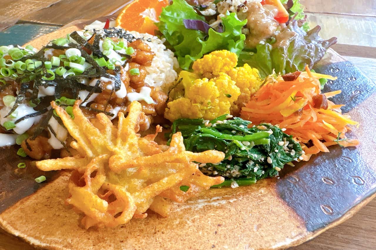 壺屋の裏路地に佇む自然栽培・無農薬の沖縄県産野菜と玄米の店「自然食とおやつmana」で過ごすごはん時間（那覇市）