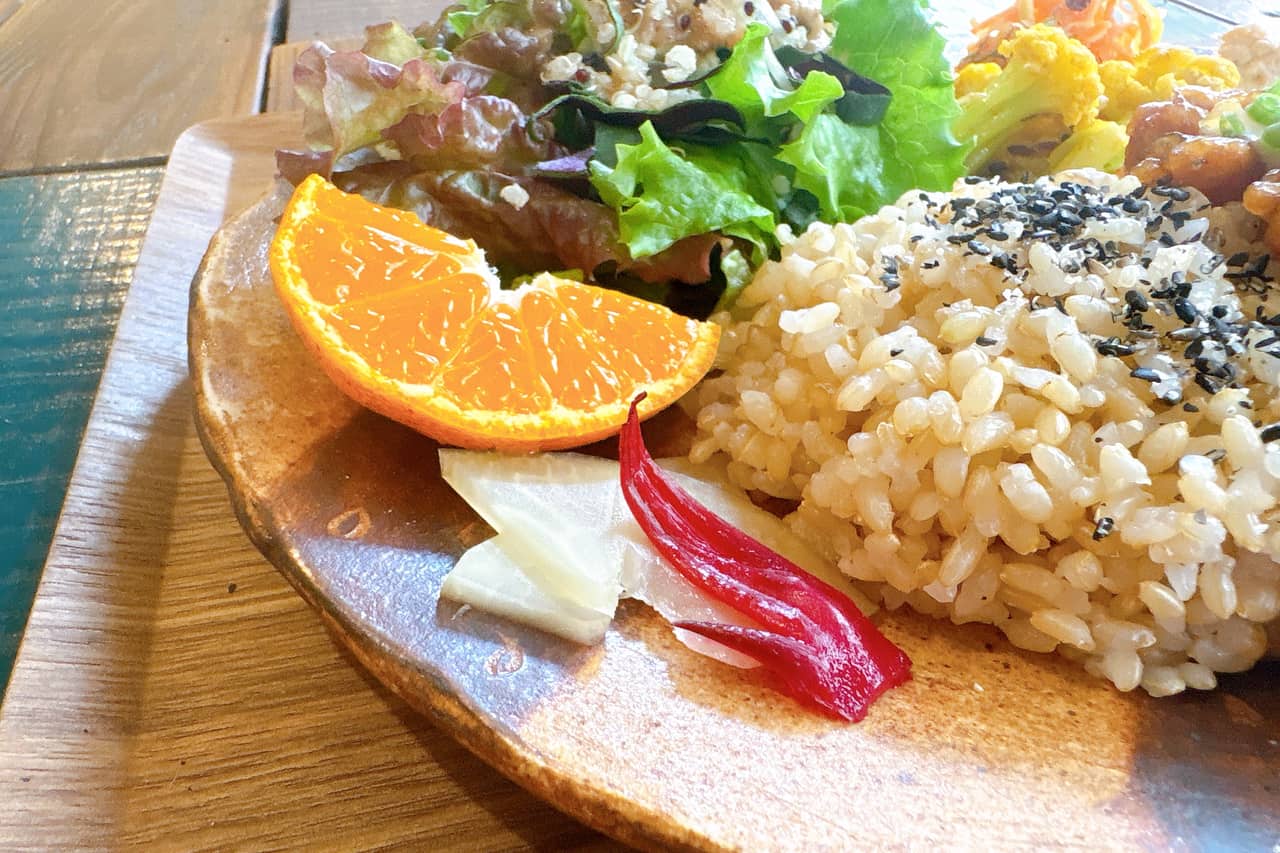 壺屋の裏路地に佇む自然栽培・無農薬の沖縄県産野菜と玄米の店「自然食とおやつmana」で過ごすごはん時間（那覇市）