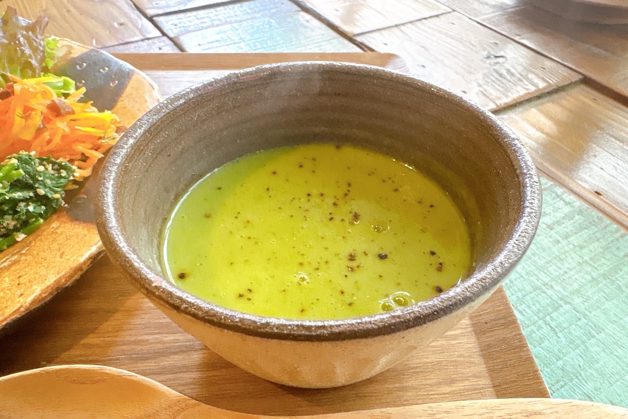 壺屋の裏路地に佇む自然栽培・無農薬の沖縄県産野菜と玄米の店「自然食とおやつmana」で過ごすごはん時間（那覇市）