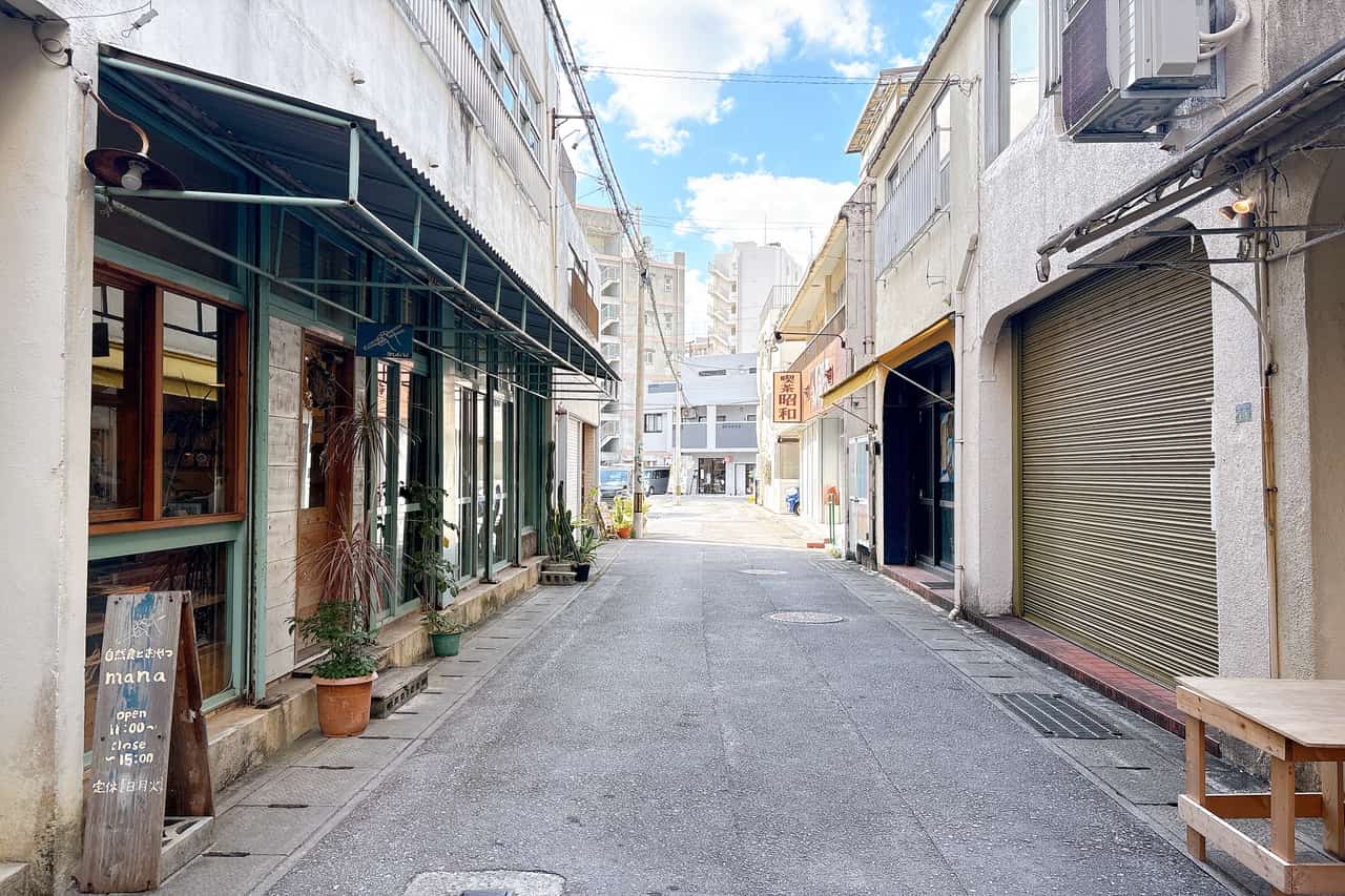 壺屋の裏路地に佇む自然栽培・無農薬の沖縄県産野菜と玄米の店「自然食とおやつmana」で過ごすごはん時間（那覇市）