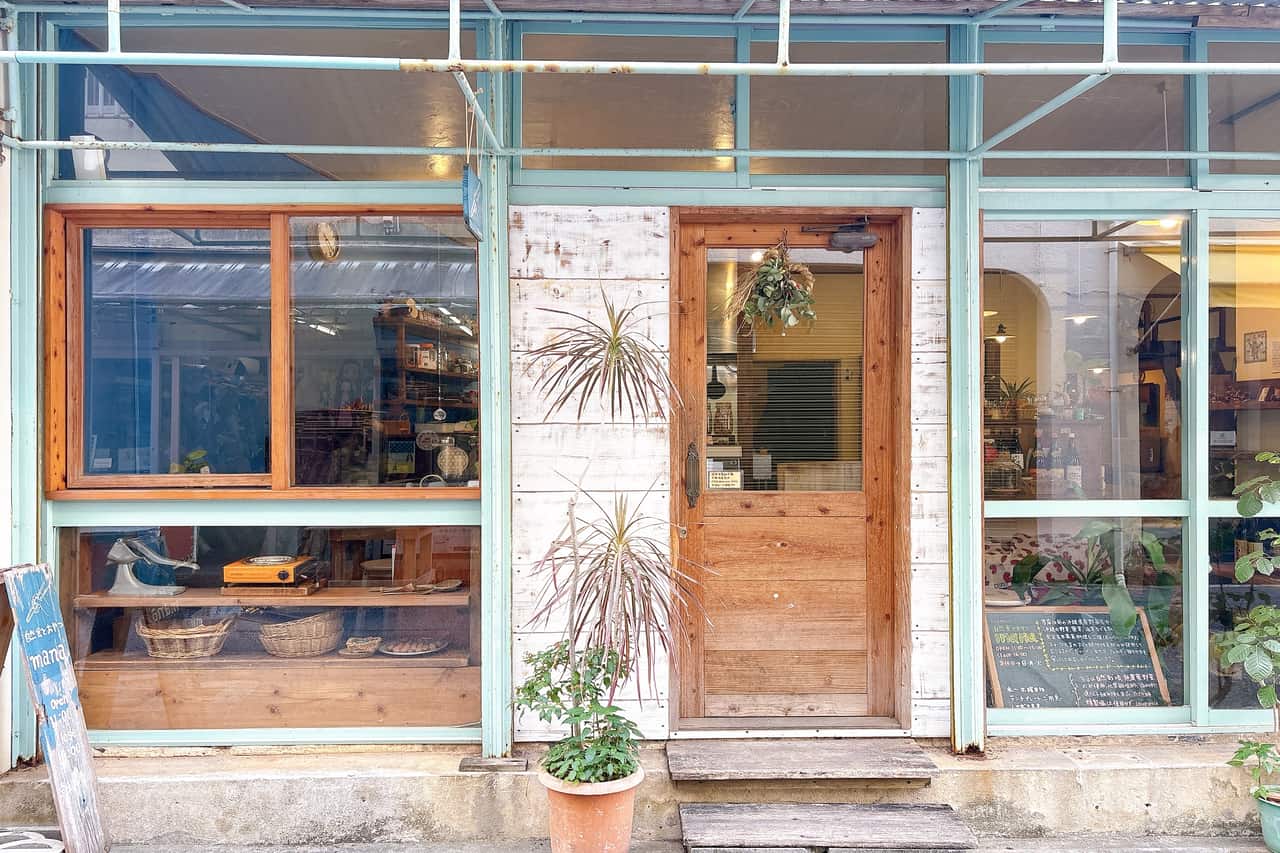 壺屋の裏路地に佇む自然栽培・無農薬の沖縄県産野菜と玄米の店「自然食とおやつmana」で過ごすごはん時間（那覇市）