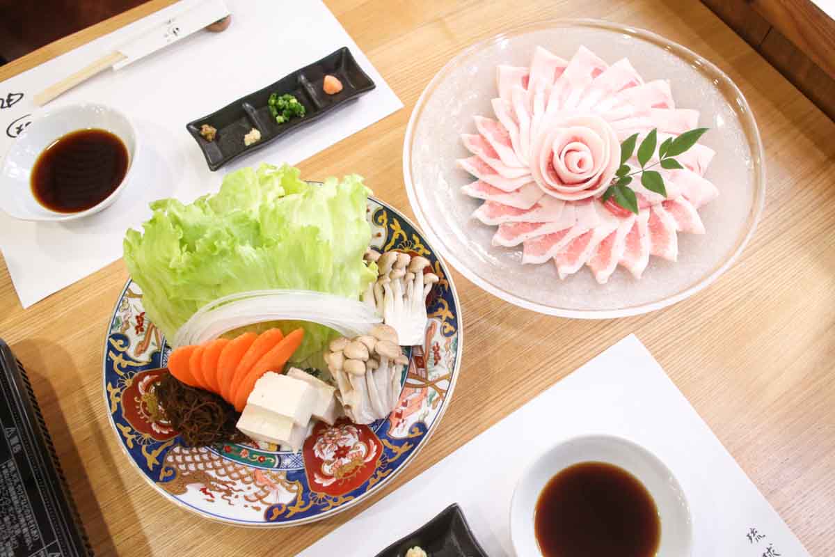 特別な日におすすめ！前菜から締めまで贅沢すぎる「琉球肉丸」のあぐー豚しゃぶしゃぶコース！バラとロースの食べ比べを楽しもう（那覇市）