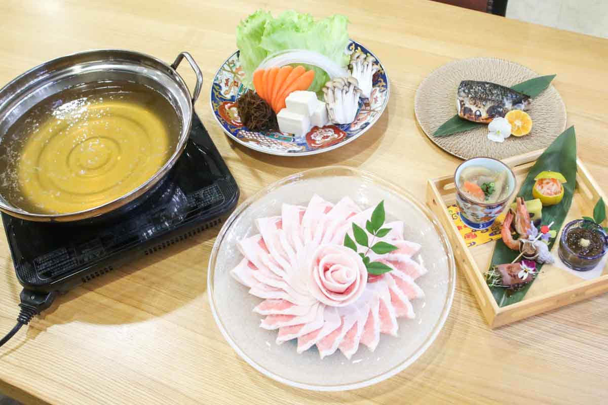 特別な日におすすめ！前菜から締めまで贅沢すぎる「琉球肉丸」のあぐー豚しゃぶしゃぶコース！バラとロースの食べ比べを楽しもう（那覇市）