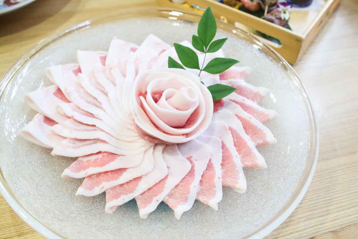 特別な日におすすめ！前菜から締めまで贅沢すぎる「琉球肉丸」のあぐー豚しゃぶしゃぶコース！バラとロースの食べ比べを楽しもう（那覇市）