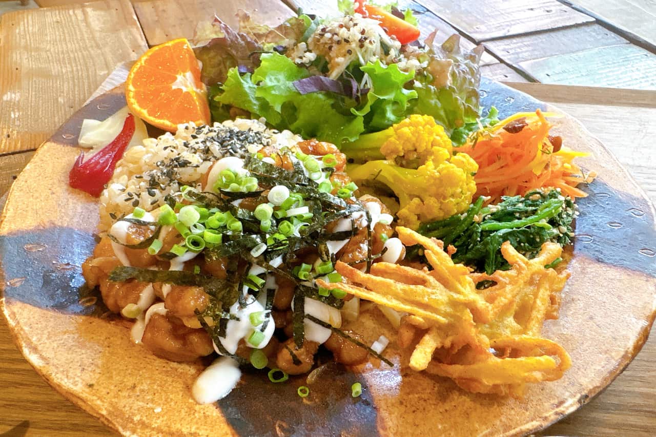 壺屋の裏路地に佇む自然栽培・無農薬の沖縄県産野菜と玄米の店「自然食とおやつmana」で過ごすごはん時間（那覇市）