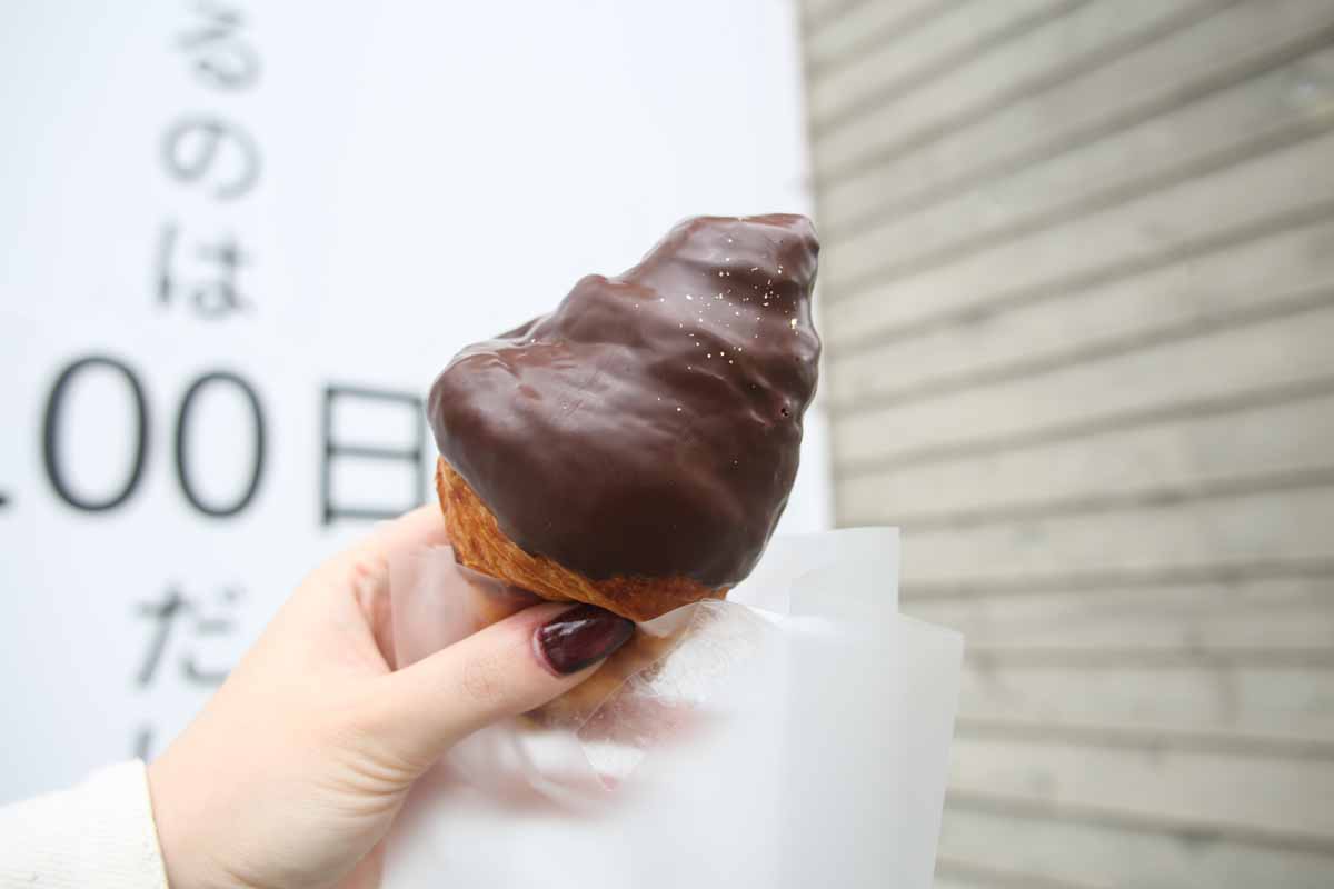 【期間限定】即完売も？！「100日だけのチョコクロワッサン by Tony Bake 沖縄那覇店」でいただく“全国を虜にしたチョコクロワッサン”（那覇市）