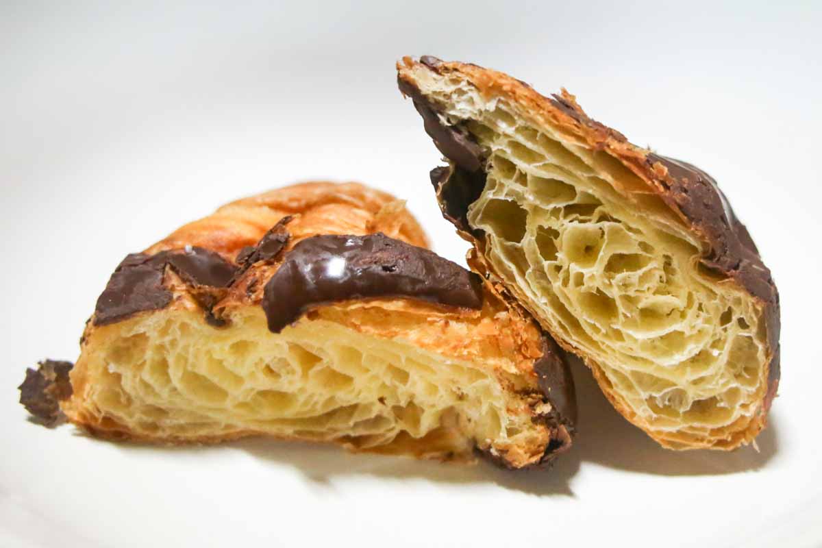 【期間限定】即完売も？！「100日だけのチョコクロワッサン by Tony Bake 沖縄那覇店」でいただく“全国を虜にしたチョコクロワッサン”（那覇市）