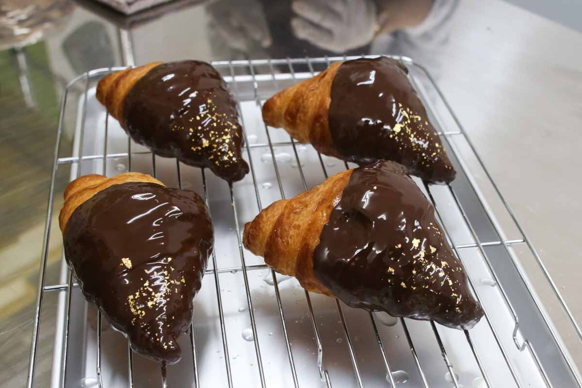 【期間限定】即完売も？！「100日だけのチョコクロワッサン by Tony Bake 沖縄那覇店」でいただく“全国を虜にしたチョコクロワッサン”（那覇市）