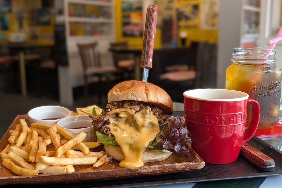 ヴィンテージトイの並ぶアメリカン空間でボリューム満点バーガーを！「Cafe&Bar GARAGE LIFE（ガレージライフ）」（南城市）