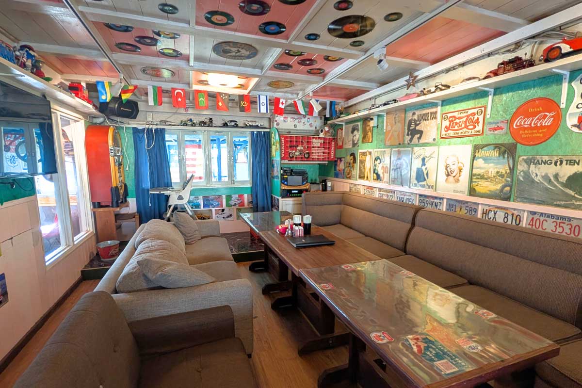 ヴィンテージトイの並ぶアメリカン空間でボリューム満点バーガーを！「Cafe&Bar GARAGE LIFE（ガレージライフ）」（南城市）