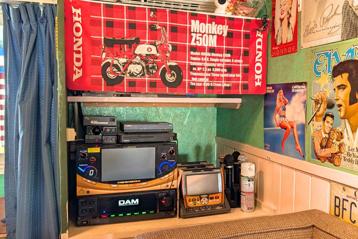 ヴィンテージトイの並ぶアメリカン空間でボリューム満点バーガーを！「Cafe&Bar GARAGE LIFE（ガレージライフ）」（南城市）